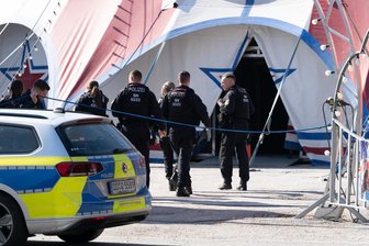 Tödliches Zirkus-Unglück in Bautzen: Mutter der Toten erhebt schwere Vorwürfe - Bautzen, am 28. September: Polizisten gehen am Tag nach dem Unglück in das Zirkuszelt auf dem Schützenplatz.