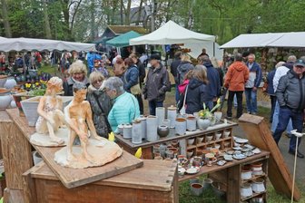 Töpfer der Region treffen sich am Teich - Ton in verschiedenen Formen und Farben. Tausende Besucher hat es schon 2019 auf das Gelände am Korbmacherteich in Gablenz gezogen.