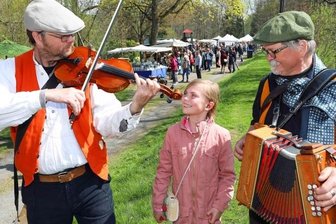 Töpfermarkt - 52 Händler sind präsent - Ida aus Crimmitschau hatte auf dem Töpfermarkt ihren Spaß mit Jens Sachse (links) und Jörg Pfeifenbring vom "Duo Lied-Fass" aus Weimar. 
