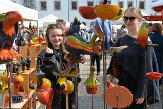Töpfermarkt in Freiberg: Besucher strömen auf den Obermarkt – mit Bildergalerie - Auf dem Obermarkt in Freiberg findet am Wochenende der Töpfermarkt statt. Die beiden jungen Frauen im Bild sind eigens aus Dresden angereist.