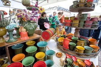 Töpfermarkt in Plauen überrascht: Individuelles Angebot der Händler lockt Kundschaft - Überraschend leicht war die Keramik aus der Jenaer Töpferei „Bunt geringelt“ von Susanne (hinten links) und Uwe Sievert. Interesse daran hatten auch die Spielbergs aus Naumburg.
