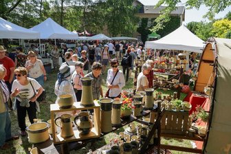 Töpfermarkt in Waldenburg: Was Besucher wissen müssen - Der Töpfermarkt gilt als Besuchermagnet in Waldenburg. Die Veranstaltung findet am Samstag und Sonntag, jeweils von 10 bis 18 Uhr, statt. 80 Töpfereien bauen ihre Stände auf.