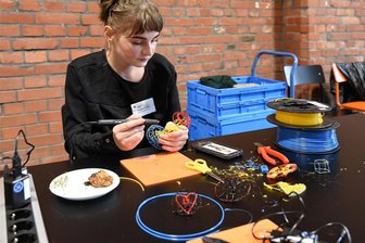 Töpfern statt sonnen – Kreativtourismus als Trend - Virginia Frank erklärt die Erstellung von Objekten mit einem 3D-Druck-Stift.