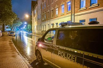 Tötungsverbrechen in Aue: Tatverdächtiger war polizeibekannt - Am Freitag wurden Einsatzkräfte von Polizei und Rettungsdienst zu einem Wohnhaus in der Wettinerstraße gerufen.