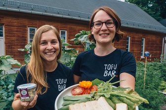 Tofu aus Chemnitz: Weg vom Geschmacklos-Image - Alles Quark, das mit dem Soja? Die "Tofubar"-Betreiberinnen Lisa Preuße (links) und Julia Jeschek vor ihrer Produktionsstätte auf dem Kaßberg in Chemnitz.