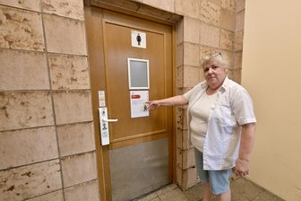 Toiletten am Zwickauer Hauptbahnhof defekt - Bahn rät: Nutzen Sie doch einfach Klos in wartenden Zügen - Bäckereimitarbeiterin Anke Keller vor einer der beiden öffentlichen Toiletten, die seit Anfang August zu sind.