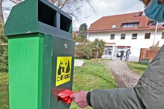 Toiletten für Hunde - wer soll dafür zahlen? - Hundetoiletten enthalten Beutel und sind zugleich Abfallbehälter für den Hundekot. Aber sollen alle Einwohner dafür zahlen - oder nur jene, für die sie aufgestellt wurden?