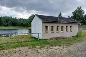 Toilettenhäuschen am Tannenbergsthater Badeteich soll vor Beginn der Badesaison abgerissen werden - Abrissreif ist das ehemalige Toilettenhaus am Badeteich Tannenbergsthal.