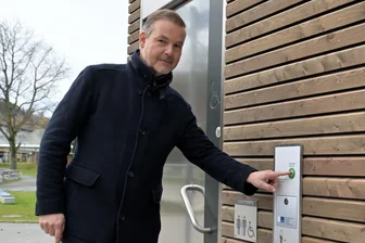 Toilettenhäuschen im Kurpark Bad Schlema sorgen für Erleichterung - Die Toiletten im Kurpark öffnen sich per Knopfdruck – im Bild Bad Schlemas Ortsvorsteher Dr. Oliver Titzmann.