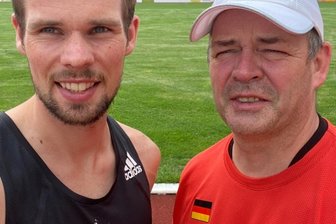 Tokio abgehakt, jetzt reizt Paris 2024 - Sebastian Hendel mit Vater Udo, der ihn und eine Reihe weiterer Spitzenläufer beim LAV Reichenbach trainiert. Seit 2019 startet das Reichenbacher Lauf-Ass für die LG Braunschweig. 