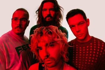 Tokio Hotel im Interview: "Wir machen Musik für alle, die guten Geschmack haben!" - Drummer Gustav Schäfer, Gitarrist Tom Kaulitz, Bassist Georg Listing (hinten von links) und Sänger Bill Kaulitz (vorn) sind Tokio Hotel.