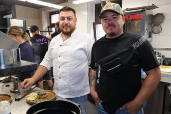Tokio Hotel zu Besuch in Chemnitz: Wo Drummer Gustav am Wochenende unterwegs war - Gustav Schäfer (rechts) und Sascha Mints, Inhaber des Restaurants Miyu auf der Chemnitzer Fürstenstraße. Die beiden lernten sich im Urlaub kennen.