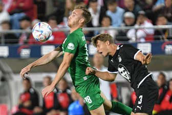 Tolle Kulisse, keine Tore: Der FSV Zwickau holt einen Punkt gegen Chemie Leipzig - Kampf um jeden Ball: Zwickaus Rene Rüther (rechts) und Philipp Wendt schenkten sich in dieser Szene nichts. 