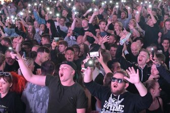 Tolle Partystimmung trotz Regenschauer bei Sommer am See -
