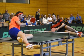 Tolle Schläge und flotte Sprüche: Erik Schreyer und Co. begeistern Tischtennis-Fans in Werda - Nach einem langen Tag in Werda machten es sich Erik Schreyer (rechts) und Steffen Mengel (links) bei den letzten Ballwechseln auf der Tischtennisplatte gemütlich.