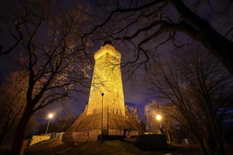 Tolles Weihnachtsgeschenk in Glauchau: Der Bismarckturm als Wahrzeichen der Stadt wird wieder angestrahlt - Nach einer fast dreijährigen Pause wird der Bismarckturm in Glauchau wieder angestrahlt.