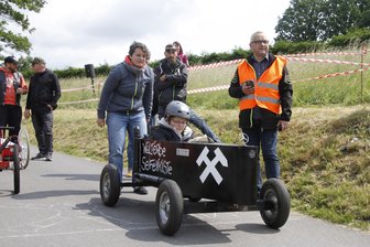 Tollkühne Fahrer in rasselnden Kisten: Die schönsten Bilder vom Seifenkisten-Rennen in Halsbach - Dominik Pannach ging in der Welterbe-Seifenkiste beim Rennen in Halsbach an den Start.