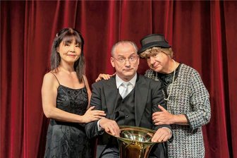 Tom Pauls tauft Tuba in Markneukirchen - Tom Pauls ist als Ilse Bähnert (rechts) mit Masumi Sakagami und Jörg Wachsmuth in Markneukirchen.