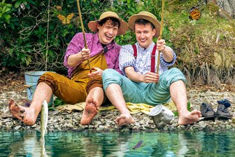 „Tom Sawyer“ als Sommertheater in Chemnitz: Lausbuben-Protest gegen Schließung des Schauspielhauses - Clemens Kersten (links) als Huckleberry Finn und Richard Koppermann als Tom Sawyer erleben gemeinsam Abenteuer.