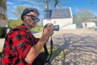 Tom und der Aussteiger: Vogtländer dreht neuen Spielfilm - Tom Asmussen auf der Schlossinsel Rodewisch - einem von mehreren Drehorten im Vogtland für seinen Film „Raus mit mir".