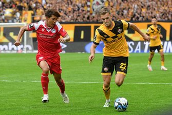 Tom Zimmerschied - Dynamos Tempodribbler - Tom Zimmerschied zieht mit dem Ball am Fuß auf und davon. Der Bielefelder Kaito Mizuta versucht, ihn zu stoppen.