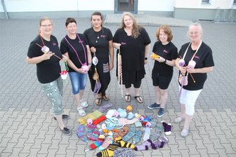 Tombola mit 500 Preisen wartet auf Besucher des dritten Leubsdorfer Handwerker- und Handarbeitsmarkt - In der großen Tombola dürfen natürlich auch Strickwaren der Leubsdorfer „Wollmäuse“ nicht fehlen.