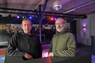 „Ton aus, Licht aus, Tür zu“: Club im Erzgebirge macht dicht - Sie betrieben das „Nexus“ in Lößnitz Matthias Bohn (l.) und André Jungnickel, Geschäftsführer der MCL Entertainment GmbH, zur Eröffnung im Herbst 2023.