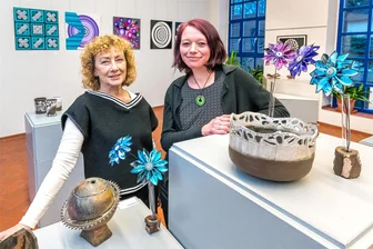 Ton trifft in Olbernhauer Galerie auf Papier - Uta Lerche und Jeannine Kranz (v. l.) stellen in Olbernhau erstmals gemeinsam ihre Arbeiten aus.