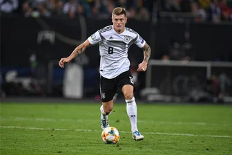 Toni Kroos zurück in der Nationalmannschaft: Das Ende eines skurilen Schauspiels - Zurück, wo er dringend hingehört: Toni Kroos im Trikot der Nationalmannschaft.