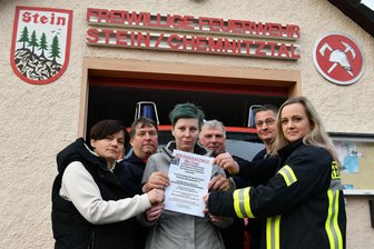 Toni Pfüller aus Stein an Blutkrebs erkrankt: Feuerwehrverein sammeln Spenden für Familie - Der Mann von Janine Pfüller (3. v. l.) ist an Leukämie erkrankt. An einer Spendenaktion der Feuerwehr und des Feuerwehrvereins machen auch Madeleine Nierzwicki (v. l.), Ingo Knorr, Silvio Bohne, René Moller und Nancy Reimelt mit.