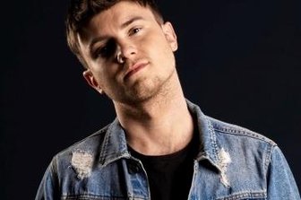 Toni schnuppert nachts bei Douglas - Toni Kraus schreibt Popsongs, in denen es häufig um die Liebe geht. Mit"Tag X" steht das bisher aufwändigste Studioalbum des Erzgebirgers in den Startlöchern.