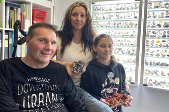 Tonik Güttler aus Eppendorf zeigt Schätze aus der Tiefe - Tonik Güttler, Mineraliensammler aus Eppendorf, mit seiner Frau Daniela, die eine Apathitstufe zeigt und Tochter Juliett (11), die bereits eine eigene Mineraliensammlung hat und die hier eine Quarzstufe in der Hand hält. Die Familie wird zur Mineralienschau in Flöha dabei sein.