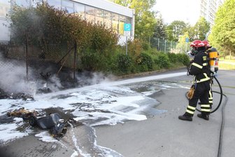 Tonnenbrand sorgt für viel Qualm - Unspektakuläres Ende eines auffälligen Brandes. In einem Hinterhof an der Plauener Friedensstra0e hat die Plauener Feuerwehr am Donnerstag brennende Mülltonnen gelöscht. Weit über Plauen sah man eine schwarze Rauchwolke.