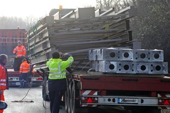 Tonnenschwere Ladung droht abzustürzen - 