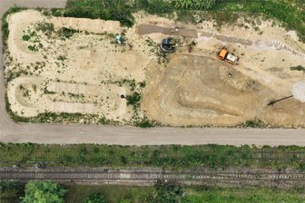 Tonnenweise Erdmassen in Bewegung: Der Bikepark in Penig nimmt endlich Formen an - In der Nähe des Peniger Bahnhofes entsteht derzeit ein Bikepark. Der Blick von oben zeigt, wie das Areal künftig aussehen könnte.