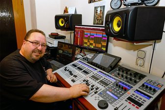 Tonstudio trotzt Mega-Baustelle in Langenchursdorf - Vor über 20 Jahren hat sich Dirk Fankhänel sein erstes Tonstudio eingerichtet. Inzwischen bearbeitet er am Mischpult regelmäßig auch die Musik regionaler Bands.