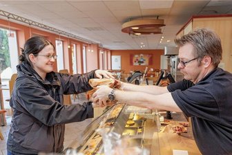 Too Good to Go im Erzgebirge oder die Überraschung in der Tüte - Rettung gelungen: Anne Schmiedel (l.) nutzt seit zwei Jahren die "Too Good To Go"-App. Am Donnerstag holte sie sich ihre Überraschungstüte bei den Annaberger Backwaren ab.