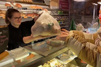 "Too good to go"-Beutel bei Bäckerei Blochberger wird übergeben.