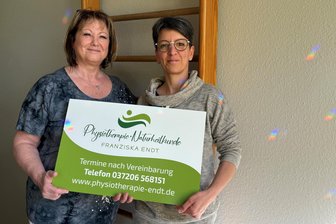 Top 3 in der Frankenberger Physiotherapie: Rücken, Rücken, Rücken - Maria Lohs (l.) hat ihre Praxis an ihre langjährige Mitarbeiterin Franziska Endt übergeben, arbeitet aber weiter mit.