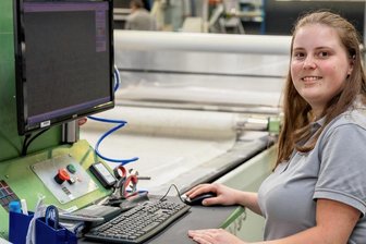 Top-Anlagenführerin aus Heinsdorfergrund: Ich will ja mal meinen Kindern Vorbild sein - Beste Auszubildende Sachsens als Maschinen- und Anlagenführerin: Cynthia Röse von C. H. Müller Heinsdorfergrund. Hier steht die junge Frau aus Reichenbach an einer Maschine, an der PVC-Bahnen für die Seitenverkleidung des Audi A 5 zugeschnitten werden. 