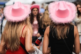 Top, die Wette gilt: Die Flöhaer, ihre Hüte und eine große Herausforderung - Welche Hüte werden am 18. August zur Hut-Wette in Flöha zu sehen sein? Vielleicht auch Kreationen wie jene beim Konzert von Sängerin Taylor Swift in Gelsenkirchen? F