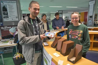 Top, die Wette gilt: Warum in ganz Freiberg tausende Schokoladentafeln bemalt und gefuttert werden - Robin Riethmüller, Student der Geo-Ökologie, kauft in der Neuen Mensa bei Maria Bergmann von der AG Umwelt fair gehandelte Schokolade. Seine kreativ gestaltete Tafel verschenkt er dann Weihnachten.