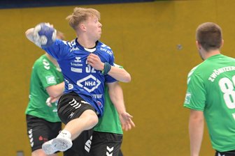 Top-Duell in der Handball-Sachsenliga: Auer Juniorteam reist in die Lausitz - Das Auer Juniorteam – im Bild Robin Fischer im Derby gegen Zwönitz – muss als bisher verlustpunktfreier Spitzenreiter beim Zweiten Farbe bekennen.