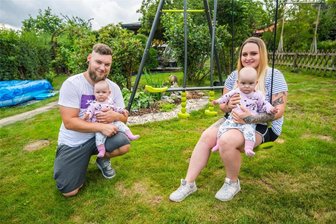 Top Lage reicht nicht: So will ein erzgebirgischer Verein junge Kleingärtner begeistern - Benjamin Herrmann und Julia Rosinski mit ihren Töchtern Mia und May sind froh, einen Kleingarten zu haben. Hier ist Platz, eine schöne Zeit in der Natur mit den Kindern zu verbringen.