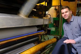 Top-Lehrling Rifati: Ich bin hier, da man hier weiterkommen kann - Gehört in Sachsen zu den Top-Lehrlingen dieses Jahres: Arblind Rifati an einer Flamm-Kaschiermaschine bei C. H. Müller in Netzschkau.