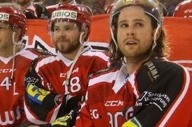 Top-Scorer zieht es nach Skandinavien - Der Mann mit dem goldenen Helm, Alexander Hutchings (vorn), verlässt die Eispiraten.