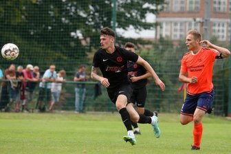 Top-Torschütze des MSV hält seinem Heimatverein die Treue - Auf seine Tore zählt der Meeraner SV auch in der nächsten Saison: Julian Rudolph (links) - hier gegen den Oberlungwitzer Kevin Lorenz - war mit 15 Treffern der drittbeste Torschütze der Landesklasse West.