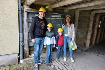 Topaswelt: Viele Besucher seit Jahresbeginn und nur wenig Personal - Erwartungsvoll vor dem Ausflug in die vogtländische Unterwelt des Schaubergwerks Grube Tannenberg: Familie Dippe aus Bremen.Textbaustein: Fotozeile Foto: Thorald Meisel