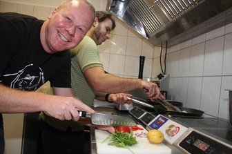 Topfgucker: Was die Puhdys gerne essen - Kai Suttner (von links) und Benjamin Trinks standen gemeinsam am Herd. Trinks hat auch schon für die Puhdys gekocht.