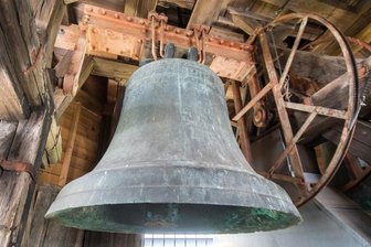 Topfseifersdorfer Kirche könnte sich ab Herbst im Gerüst zeigen - Seit Sommer 2018 wird die große, 1100 Kilogramm schwere Bronzeglocke nicht mehr geläutet. Sie wurde 1522 gegossen und befand sich in den 1940ern wegen des Krieges in Bahrenfeld bei Hamburg.